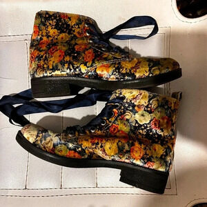 EUC Dirty Laundry Velvet Floral Tapestry Combat Boots 8.5 US/39 EU