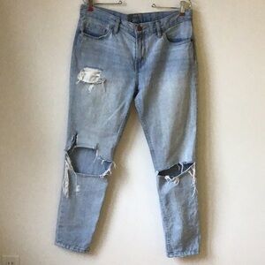 𝅺BDG jeans tapered leg light wash. High rise distressed, busted knee