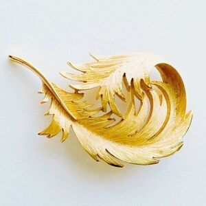 Vintage Gold Tone Curved Feather Pin Brooch​