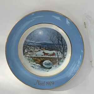 1979 WEDGWOOD Christmas Plate & Stand