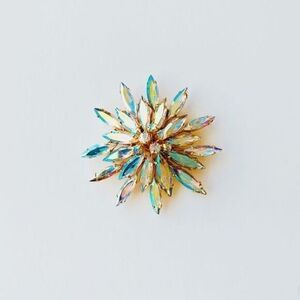 Beautiful Vintage Rhinestone Flower Brooch​