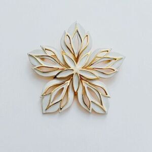 VINTAGE Unsigned Kramer Enameled Flower Brooch​