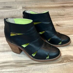 Seychelles ankle cutout leather boot size 7.5