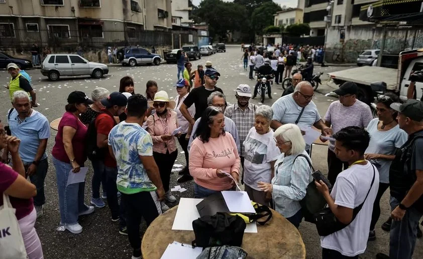 Venezolanos participan en las primarias en Caracas