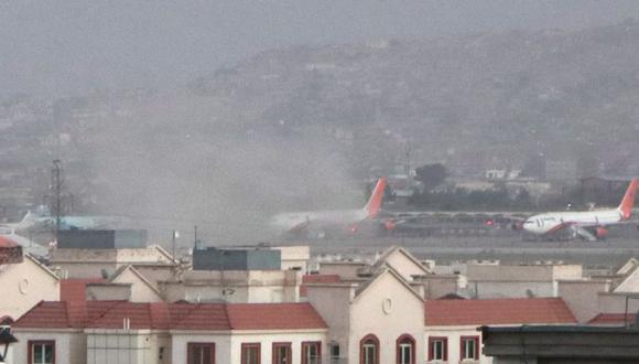 Humo de la explosión frente al aeropuerto internacional Hamid Karzai, en Kabul, Afganistán. EFE / EPA / AKHTER GULFAM
