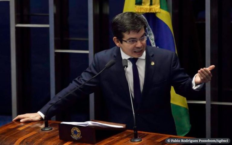 Randolfe quer que Alexandre de Moraes investigue ida de Carlos Bolsonaro à Rússia