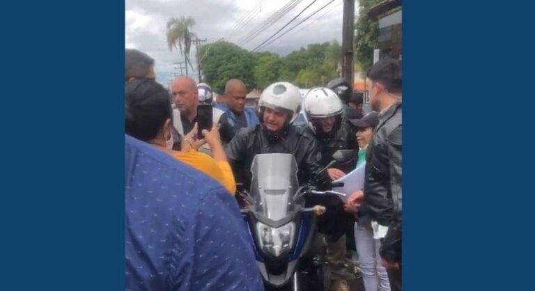 Bolsonaro passeia de moto por Brasília ao lado de apoiadores
