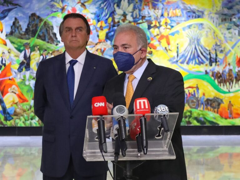 Bolsonaro anuncia que governo estuda mudar covid de “pandemia” para “endemia”