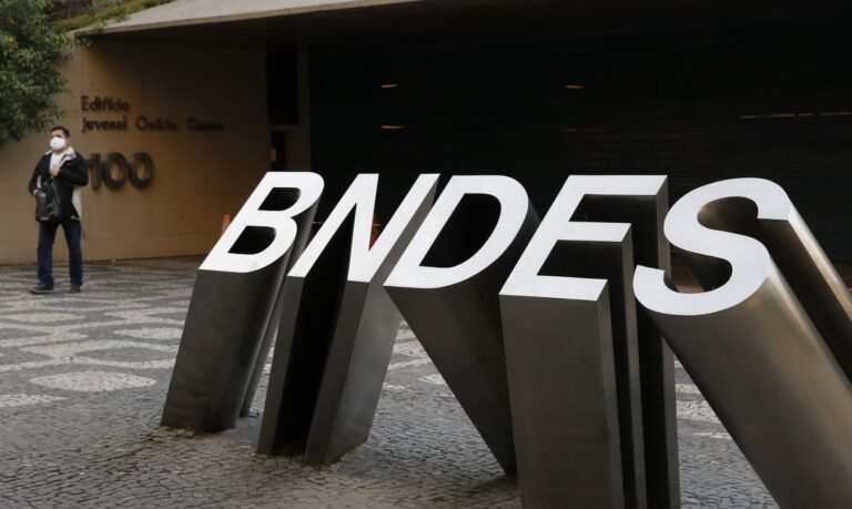 Lula envia projeto ao Congresso para BNDES voltar a financiar obras no exterior