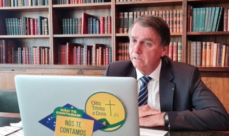 Bolsonaro afirma que Barroso e Alexandre de Moraes são “defensores do Lula”
