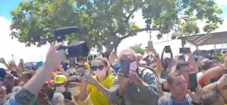 Bolsonaro é recebido por multidão em Macapá