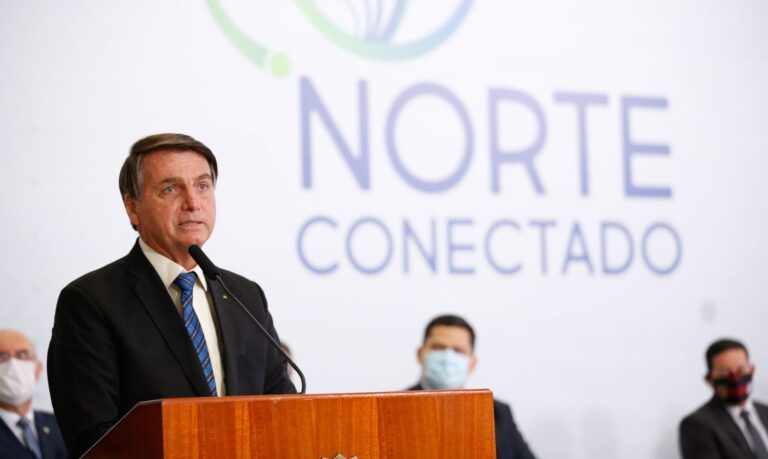 Bolsonaro leva internet a regiões distantes do Brasil com dinheiro do leilão do 5G