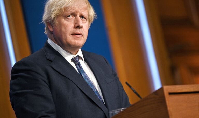 Boris Johnson admite que estava em festa no auge do lockdown implantado por ele