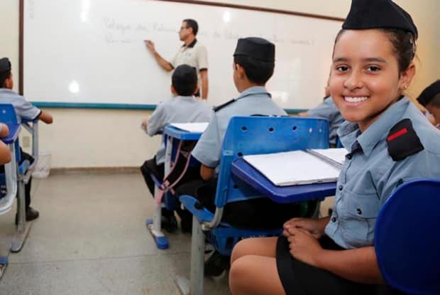 Governo Bolsonaro anuncia mais 89 escolas cívico-militares em 2022