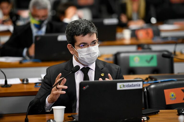 Flávio Bolsonaro denunciará Randolfe Rodrigues no Conselho de Ética do senado