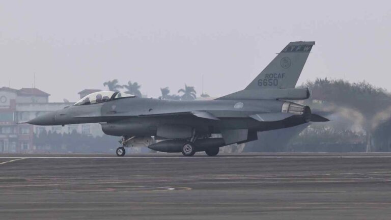 Taiwan emite alerta após 9 aviões de guerra da China invadirem espaço aéreo