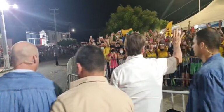 Bolsonaro é recebido por multidão nunca vista no Ceará