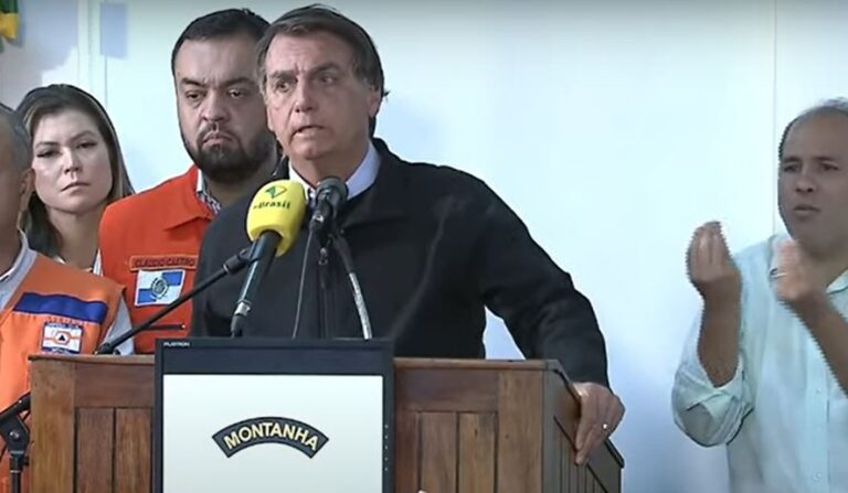 Bolsonaro faz entrevista coletiva direto de Petrópolis: “cenário quase de guerra”