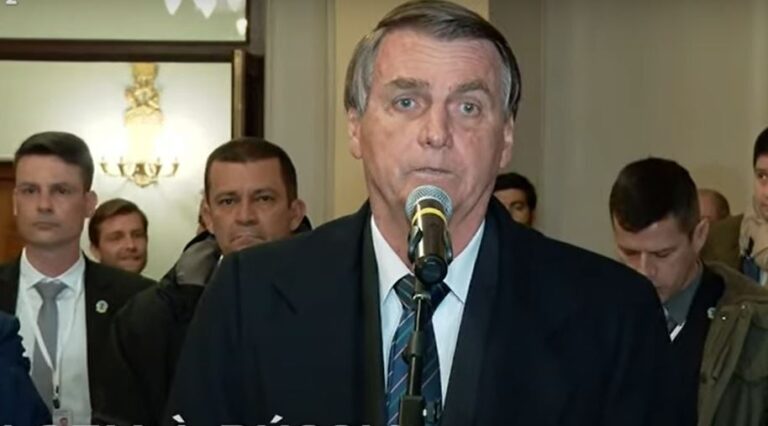 MPF entra com ação de improbidade contra presidente Bolsonaro
