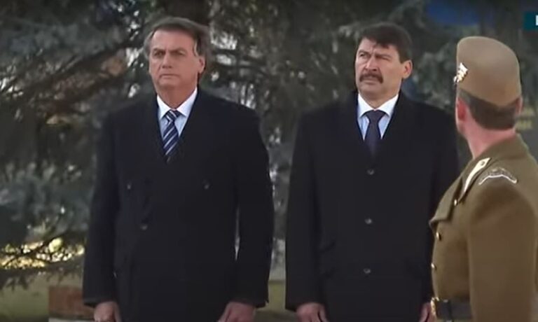 Bolsonaro chega à Hungria e é recepcionado pelo presidente conservador János Áder