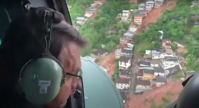 Bolsonaro sobrevoa área de desastre em Petrópolis