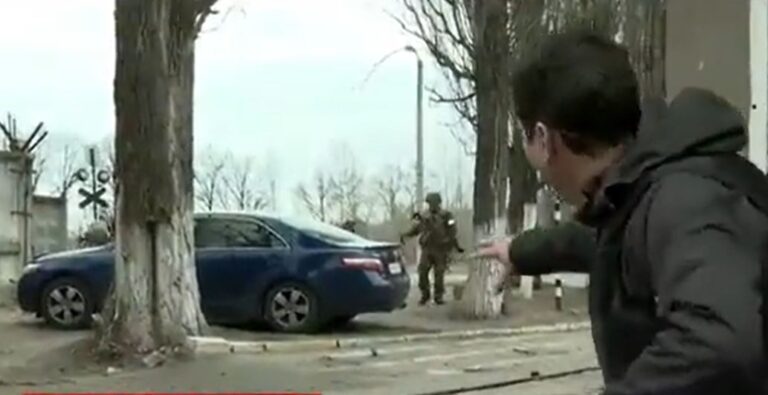 Correspondente da CNN flagra desembarque de paraquedistas russos em solo ucraniano