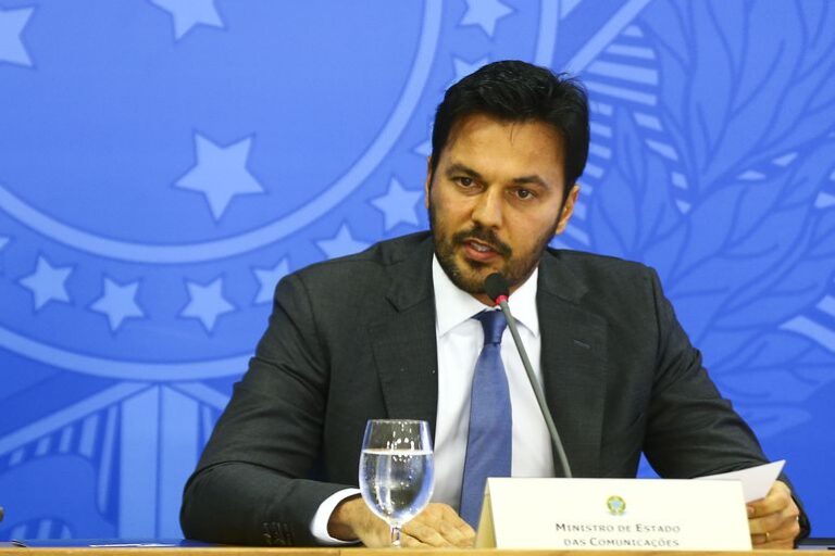 Ministro Fábio Faria desiste de candidatura e fica no governo pelo 5G