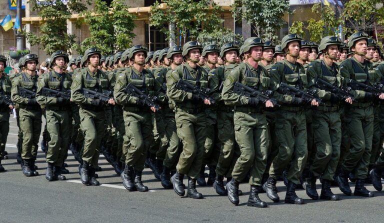 Ucrânia decreta emergência e recruta todos os homens em idade de combate