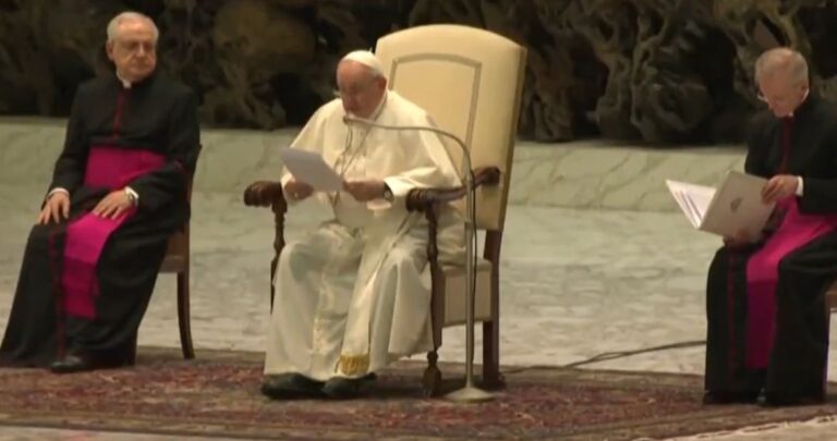 Fiel interrompe Papa Francisco aos gritos e diz “Deus te Rejeita”