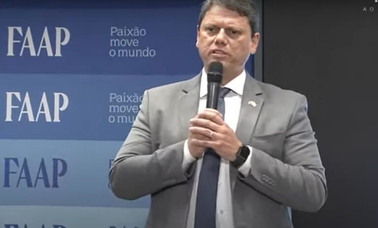 Não é verdadeiro áudio que diz que Tarcísio de Freitas sugere que Bolsonaro não vai deixar o poder