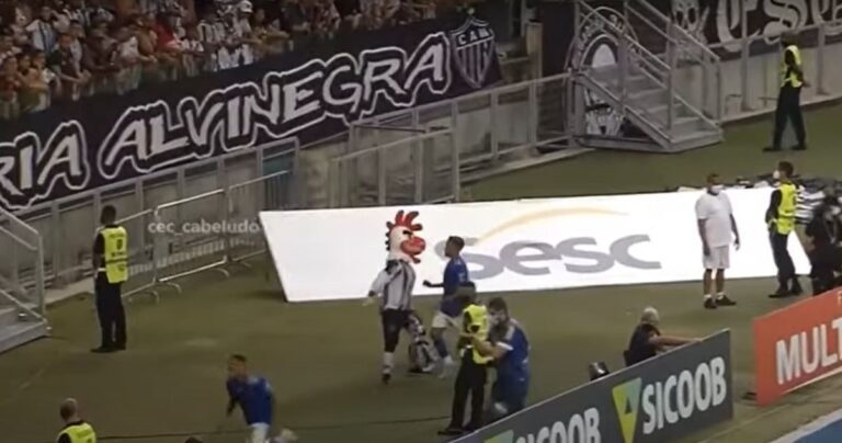 Federação Mineira suspende mascote “Galo Doido”, do Atlético, por encarada em jogador do Cruzeiro