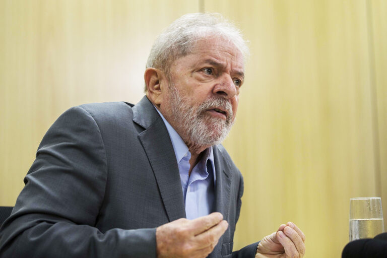 Folha de SP: Lula atrasa discurso em SP à espera de público