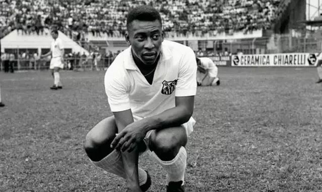 Vídeo com melhores momentos de Pelé em final contra Milan viraliza 59 anos depois
