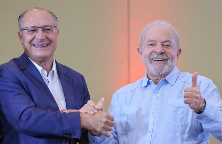 “KKKK”: Bolsonaro retuita Lula e ironiza aliança com Alckmin