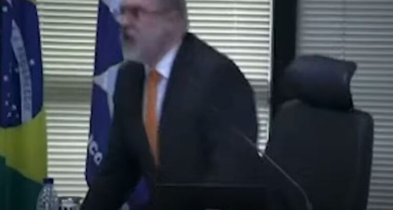 PGR Augusto Aras bate boca e parte para cima de colega em sessão ao vivo