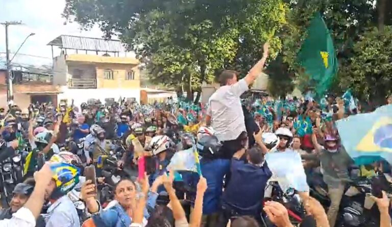 Bolsonaro é recebido por multidão em Ipatinga, participa de motociata e ganha carinho de crianças
