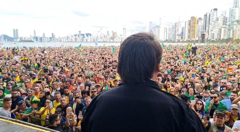Bolsonaro discursa para multidão de patriotas em SC: “tenho exército de quase 200 milhões”