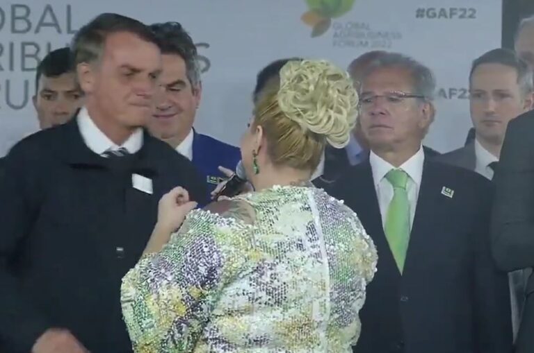 Cantora não consegue segurar emoção durante hino nacional e é amparada por Bolsonaro