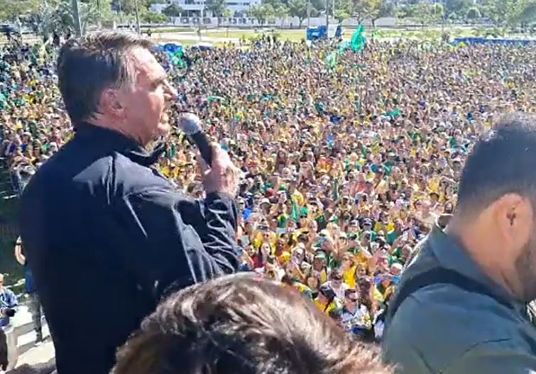 Bolsonaro discursa para multidão em Marcha para Jesus em Vitória, no Espírito Santo