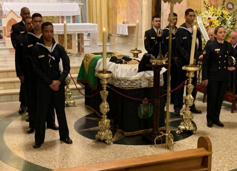 Com representantes da Marinha, corpo de Dom Luiz é velado e enterrado em São Paulo
