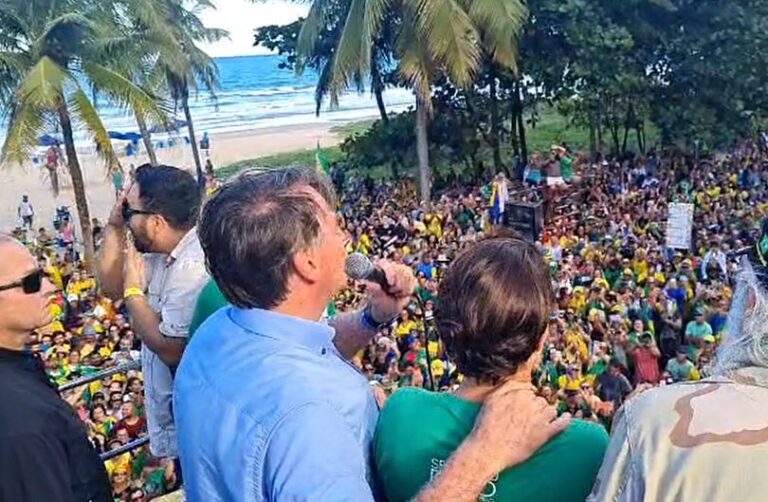 Ao lado de Michelle, Bolsonaro discursa na Marcha para Jesus no Recife
