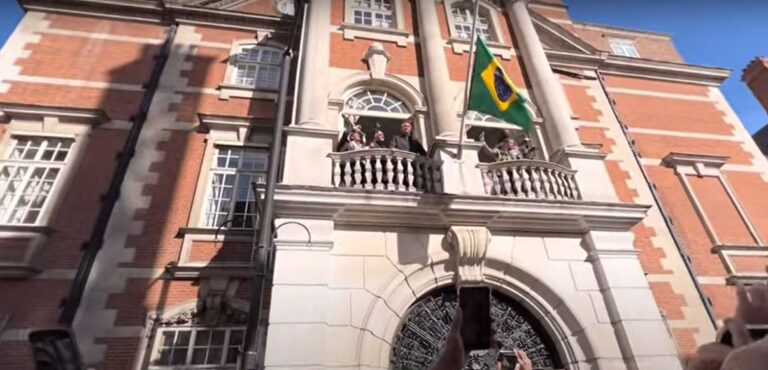 Presidente Bolsonaro discursa para brasileiros em Londres