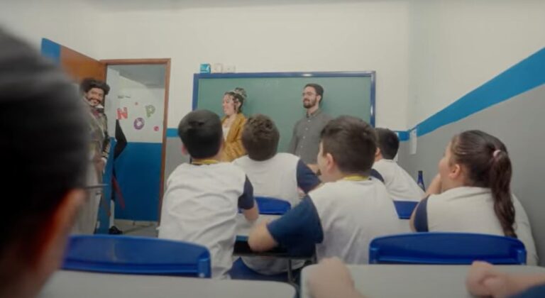 Brasil Paralelo realiza sessão em escola fundamental e reação das crianças é emocionante