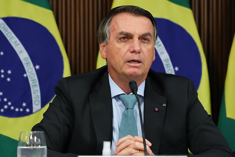 Bolsonaro responde bem ao tratamento, mas segue internado: “baixado no mínimo uma semana”