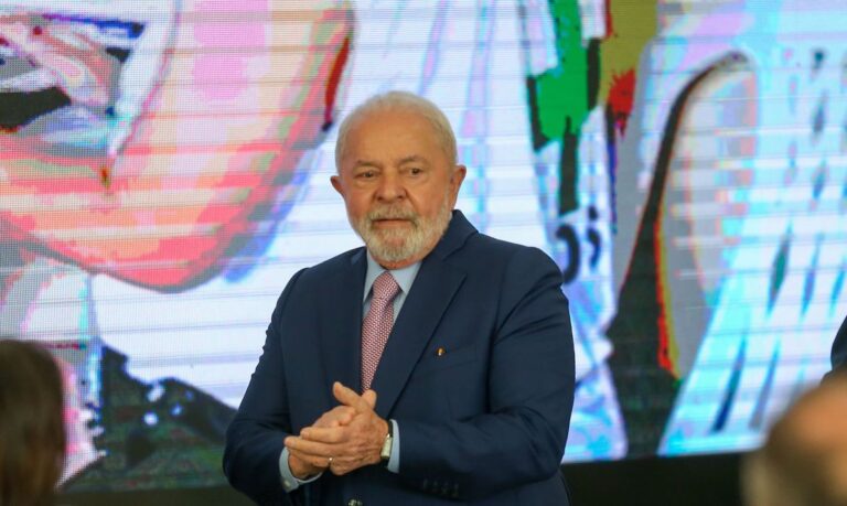 Em Portugal, Lula rejeita privatização, critica BC, mas pede investimento no Brasil