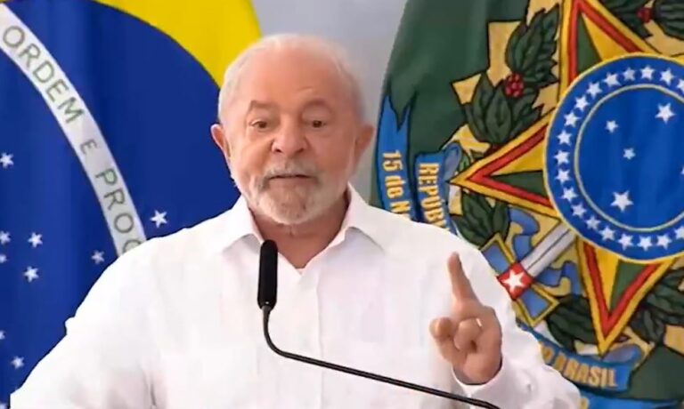 Folha/UOL: “Governo Lula beneficia parentes de políticos com doação de máquinas