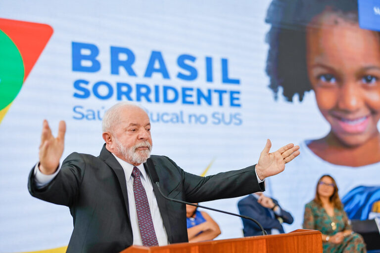 Ninguém quer namorar moça sem os dentes da frente”, diz Lula ao lançar programa odontológico