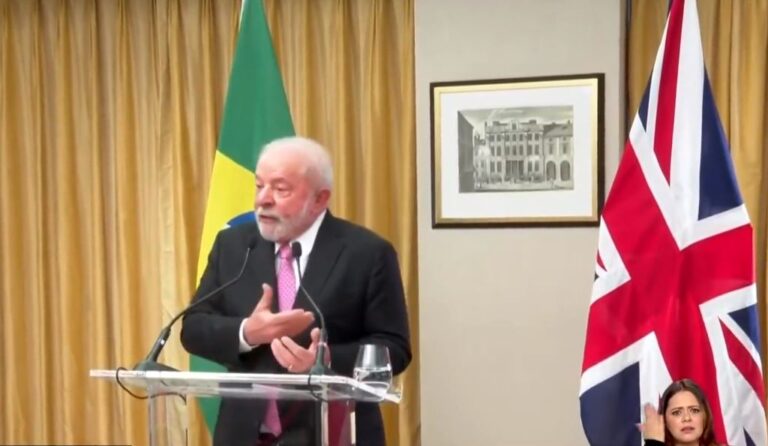 Lula critica prisão de jornalista Julian Assange e defende ‘liberdade de expressão’ para denunciar