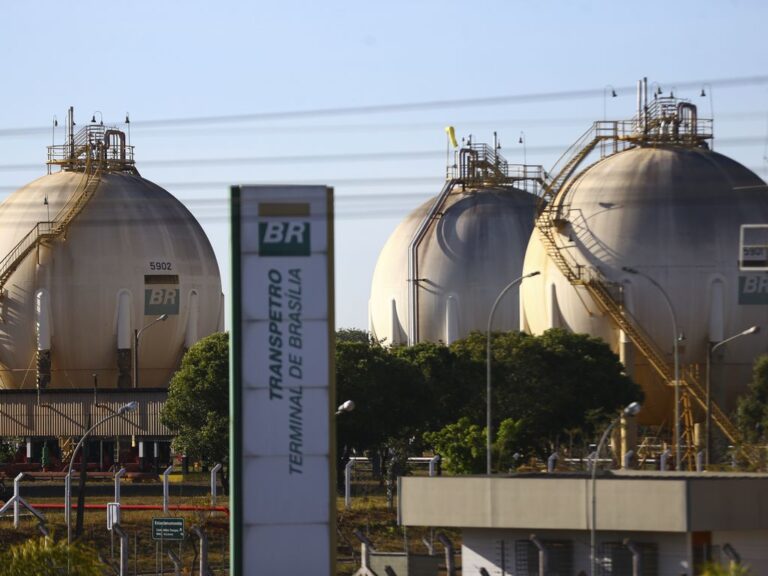 Produção da Petrobras cresce, mas venda de combustíveis cai