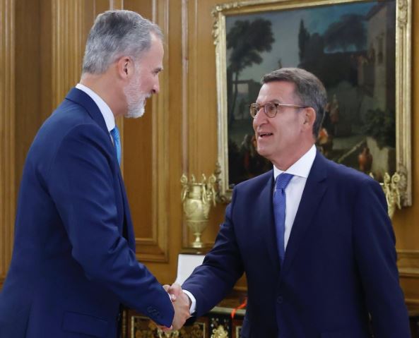 Rei da Espanha convida líder da direita para formar novo governo